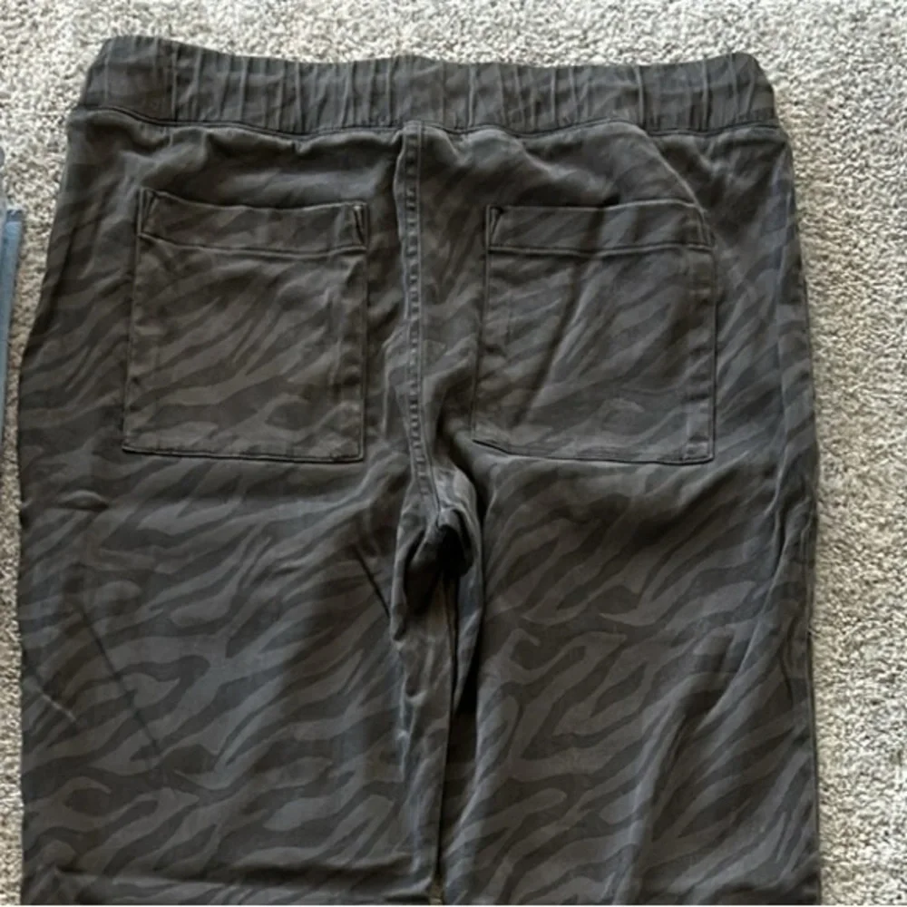 Bella Dahl Animal Print Joggers - Picture 5 of 9